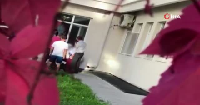 Kayseri’de iç acıtan görüntü: Zihinsel engelli öğrenciyi tekmeleyerek karga tulumba içeri aldılar