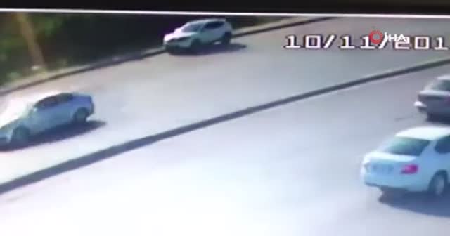 Oğullarının nikah törenine giderken kaza yapan ailenin o anları kamerada