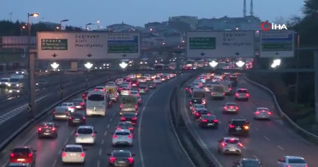 Okullar açıldı, trafik yoğunluğu başladı!