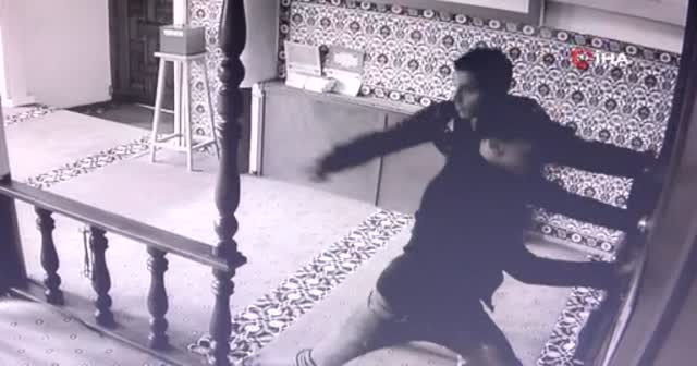 Önce dua ettiler, sonra kapıyı kırıp camiyi soydular