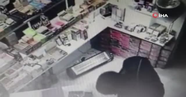 Örümcek adam gibi markete tırmanan hırsızlar kamerada