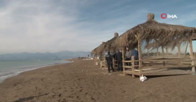 Polis ceset üzerinde çalışırken turistler kitap okuyup vatandaşlar balık tuttu