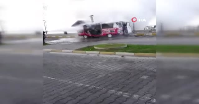 Tüpü patlayan köfte karavanı alev alev yandı