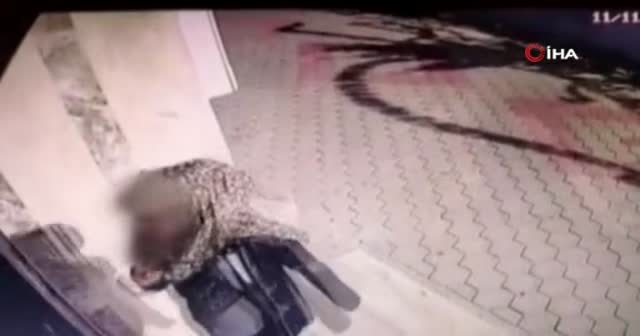 Üç genç kız dans ederek girdikleri siteyi soydular