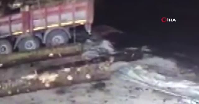 Üzerine kamyondan tomruk düşen şoför hayatını kaybetti