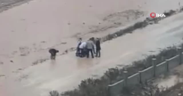 Adana'da sel sularına kapılan çocuğu vatandaşlar kurtardı