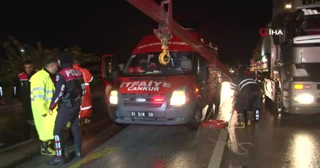 Adana'da sele kapılan otomobilde bulunan 5 kişi kurtarıldı