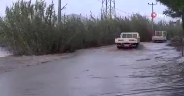 Antalya'da taşan dere yolu kapattı, vatandaşlar evine dönmekte zorlandı