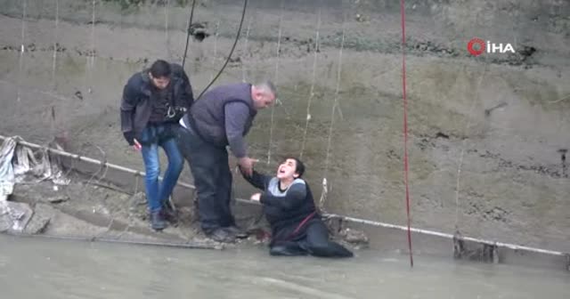 Asi Nehri'ne düşen kadını itfaiyeciler kurtardı!