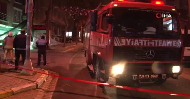 Avcılar'da şiddetli rüzgarda iskele koptu! Cadde trafiğe kapatıldı