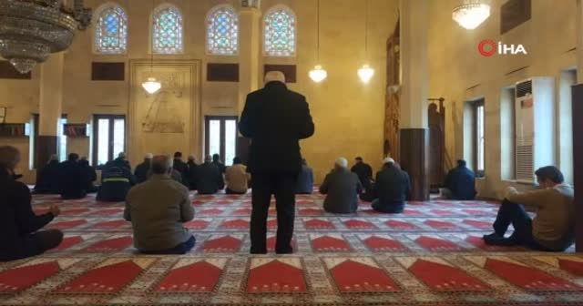Camilerde tabureli cemaat manzarası devam ediyor