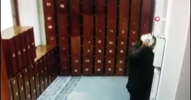 Camiye “örümcek adam” gibi tırmanıp sadaka kutusunu boşalttı
