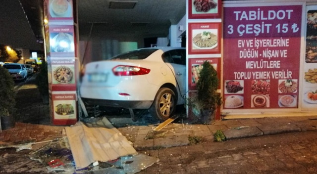 Dükkana giren otomobil ortalığı savaş alanına çevirdi