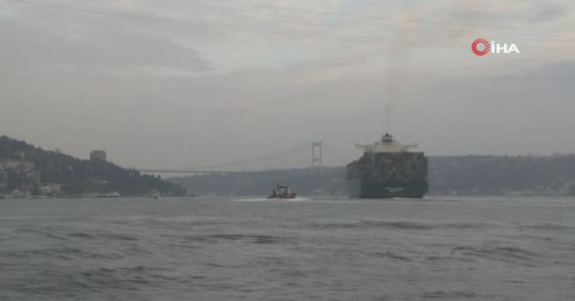 Dünyanın en büyük kargo gemisi İstanbul Boğazı’ndan geçti
