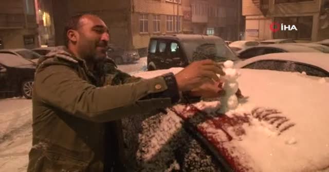 Erzurum’da lapa lapa kar kenti beyaza bürüdü