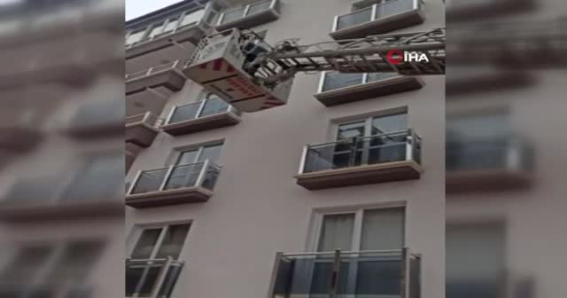 Evde kilitli kalan yaşlı kadını itfaiye kurtardı