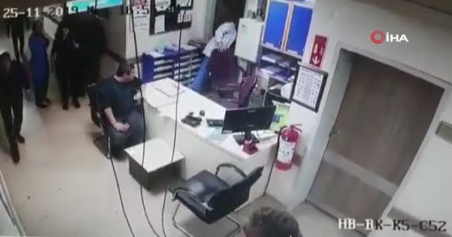 Hastanede çalışan teknisyen bir anda tavandan düştü...O anlar kamerada