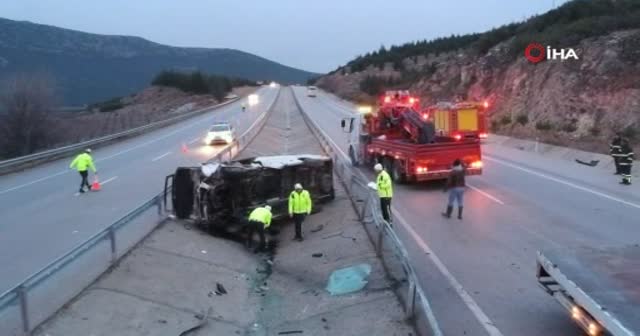 Isparta’da midibüs devrildi: 12 yaralı