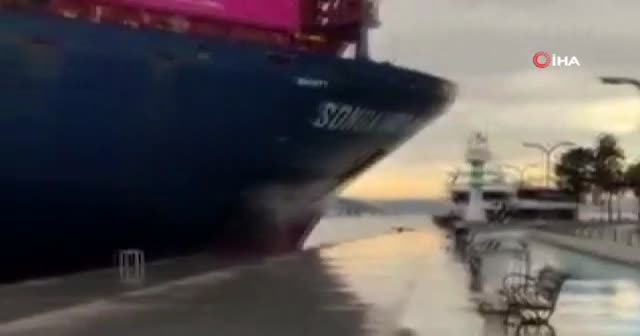 İstanbul Boğazı'nda gemi kıyıya çarptı