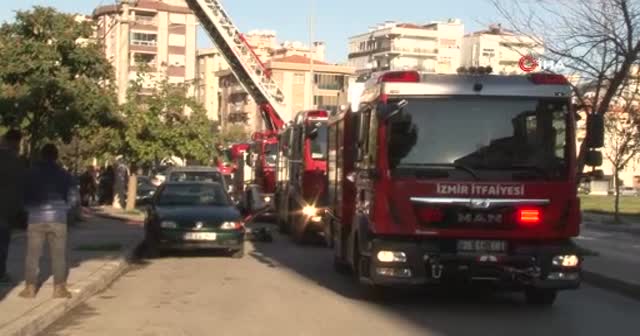 İzmir'de bir binanın çatısı alev alev yandı