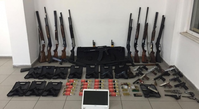 Kaçak silah tacirlerine şafak operasyonu! Onlarca silah ve tüfek ele geçirildi