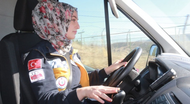 Kadın ambulans şoförü hem yollara hem de zamana meydan okuyor