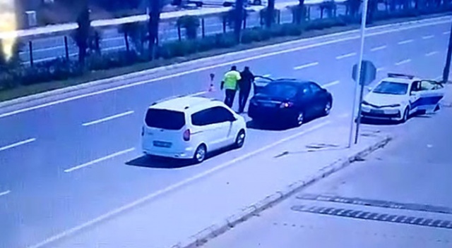 Kalp krizi geçiren sürücüyü trafik polisi hayata bağladı