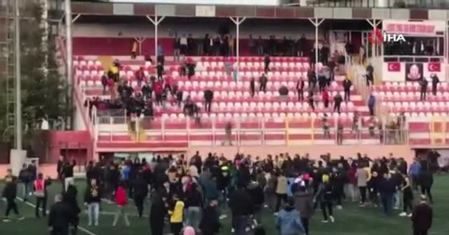 Maç karıştı! Taraftar telleri söküp sahaya atladı