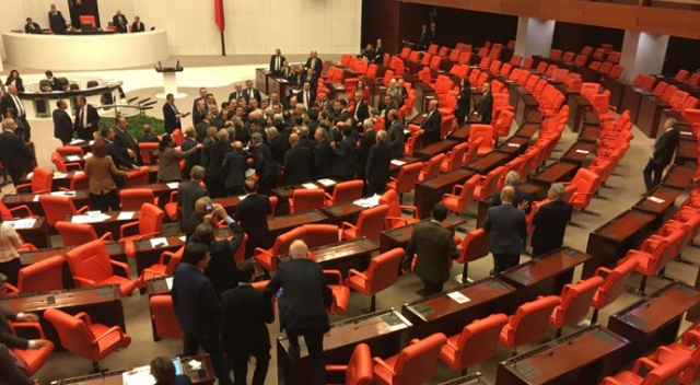 Mecliste bütçe görüşmelerinde kavga çıktı!