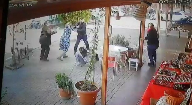 Öfkeli baba, kızını dövmekle suçladığı kız öğrencileri kovaladı