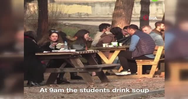 Öğrencilere çorba çeşmesi jesti yabancı kanalların ilgisini çekti