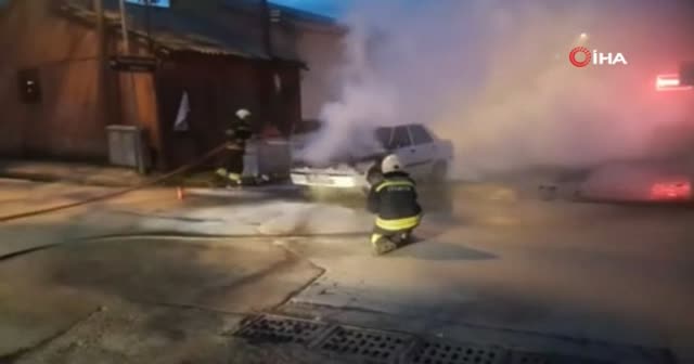 Otomobilin alev alev yandığı anlar kamerad