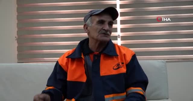Oynayarak sokak süpüren işçiye Başkan Gültak'tan bir maaş ikramiye