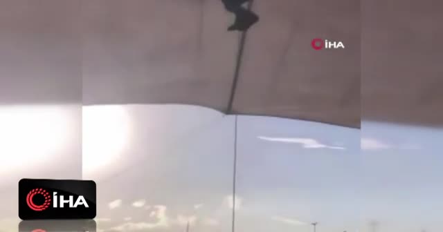 Pazarcı, uçan çadırla beraber metrelerce havaya yükseldi