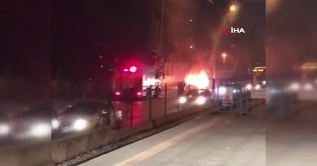 Seyir halindeki otomobil alev alev yandı, 3 kişi ölümden döndü