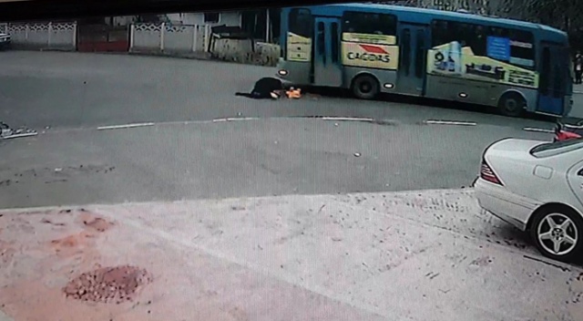 Seyir halindeyken halk otobüsünün kırılan kapısından düştü