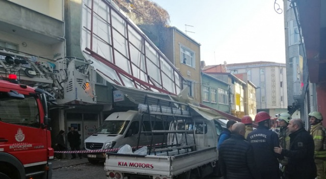 Şiddetli rüzgar çatıyı uçurdu! Baba ve çocuğu facianın eşiğinden saniyelerle döndü