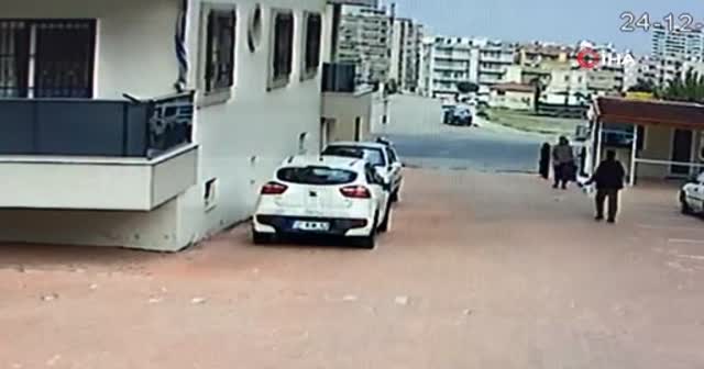 Şiddetli rüzgar yaşlı kadını savurup yere düşürdü