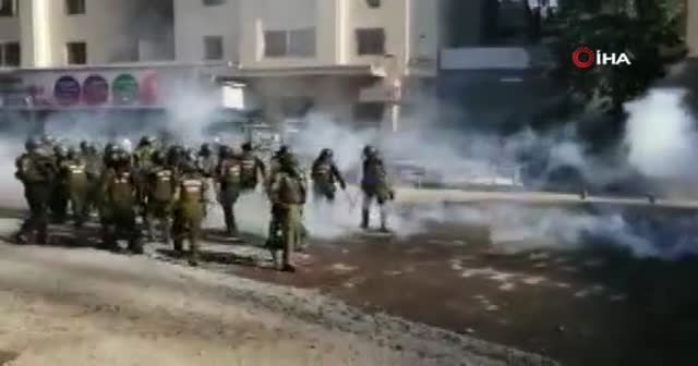 Şili’de bir protestocu, iki tomanın arasında ezilerek ağır yaralandı
