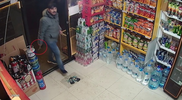 Siparişi gelmeyen şahsın silahla marketi bastığı anlar kamerada