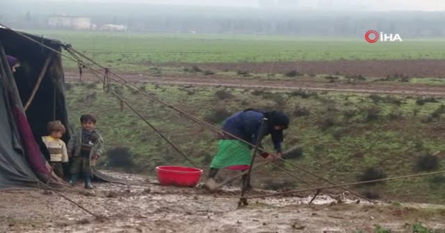 Siviller hayatta kalmak için İdlib'den kaçmaya devam ediyor