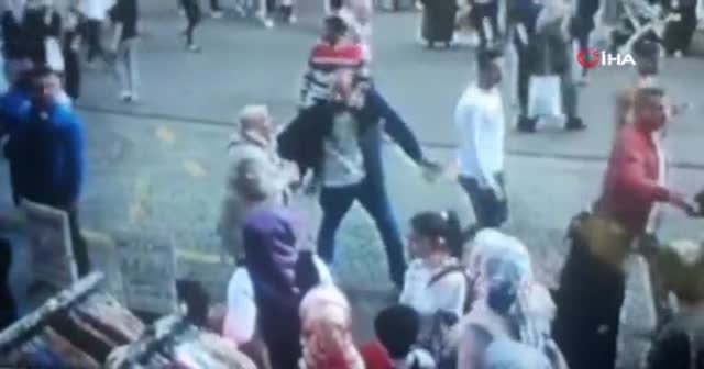 Sokakta eşini dövdü vatandaşlardan dayak yedi