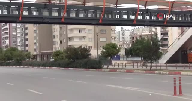 Üst geçidi kullanmayan az daha canından oluyor...Akıl almaz kaza araç kamerasında