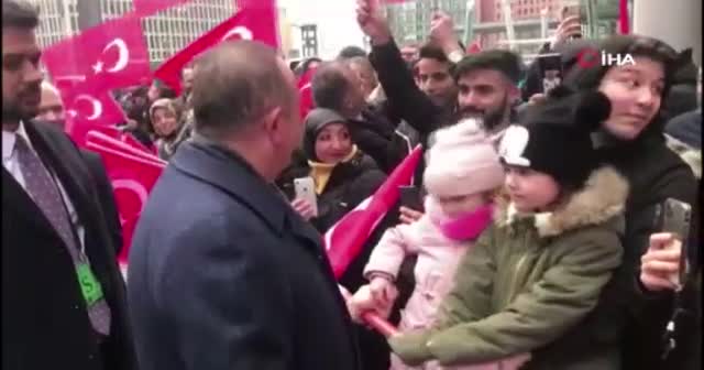 Bakan Çavuşoğlu, Berlin’de vatandaşlarla sohbet etti