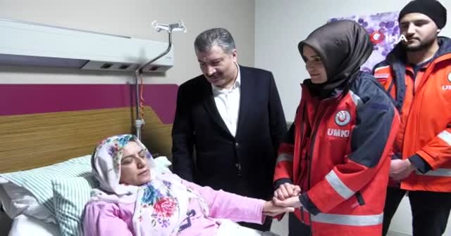 Bakan Koca enkazdan çıkarılan depremzedenin elini böyle tuttu
