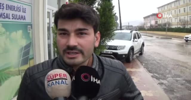 Çarpışan otomobil pisti gibi kavşak...