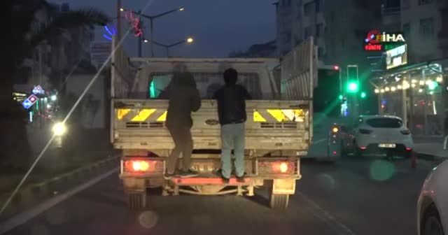 Çocukların pikap arkasında tehlikeli yolculuğu