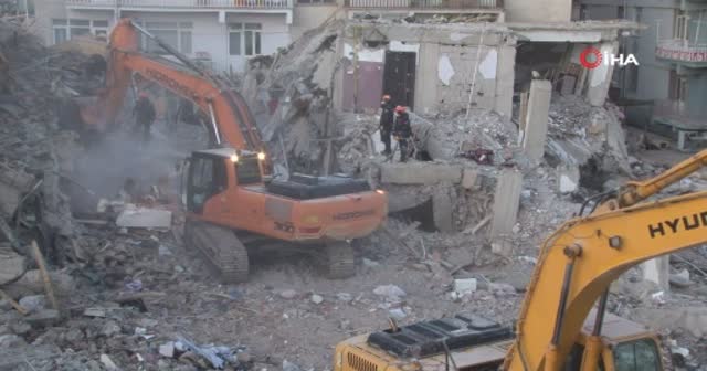 Deprem alanında sabahın ilk ışıklarıyla aramalara devam edildi