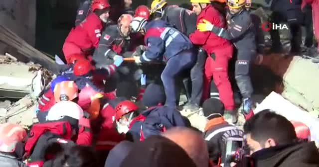 Depremzedelerin enkazdan sağ çıkarılma anlarını anlatan muhabir izleyenleri duygulandırdı