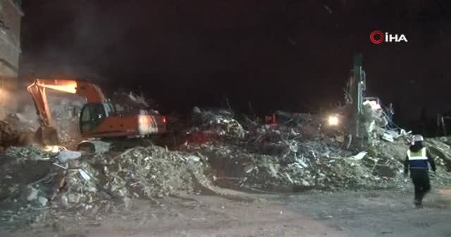 Elazığ'da ağır hasarlı binaların yıkımı geceleri de devam ediyor